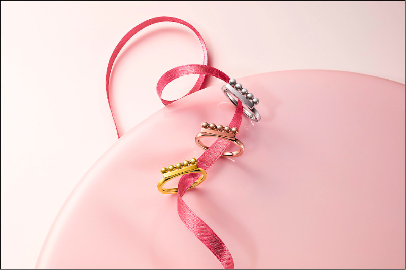 5顆金屬球並列的balance shape signature系列，呈現完美金屬光澤。18K白金款63,800元（圖上至下）、18K櫻花金款63,800、18K黃金款62,500元。