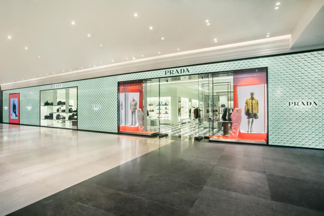 PRADA全新微風南山專門店以超過180坪的大空間登場，展示全系列男女裝、皮件、鞋履及首飾及Prada Eternal Gold高級珠寶系列。
