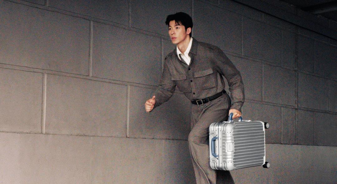 許光漢「旅伴」曝光!單手拎RIMOWA硬殼行李箱街頭狂奔 霸氣男友力全開 許光漢「旅伴」曝光!單手拎RIMOWA硬殼行李箱街頭狂奔 霸氣男友力全開