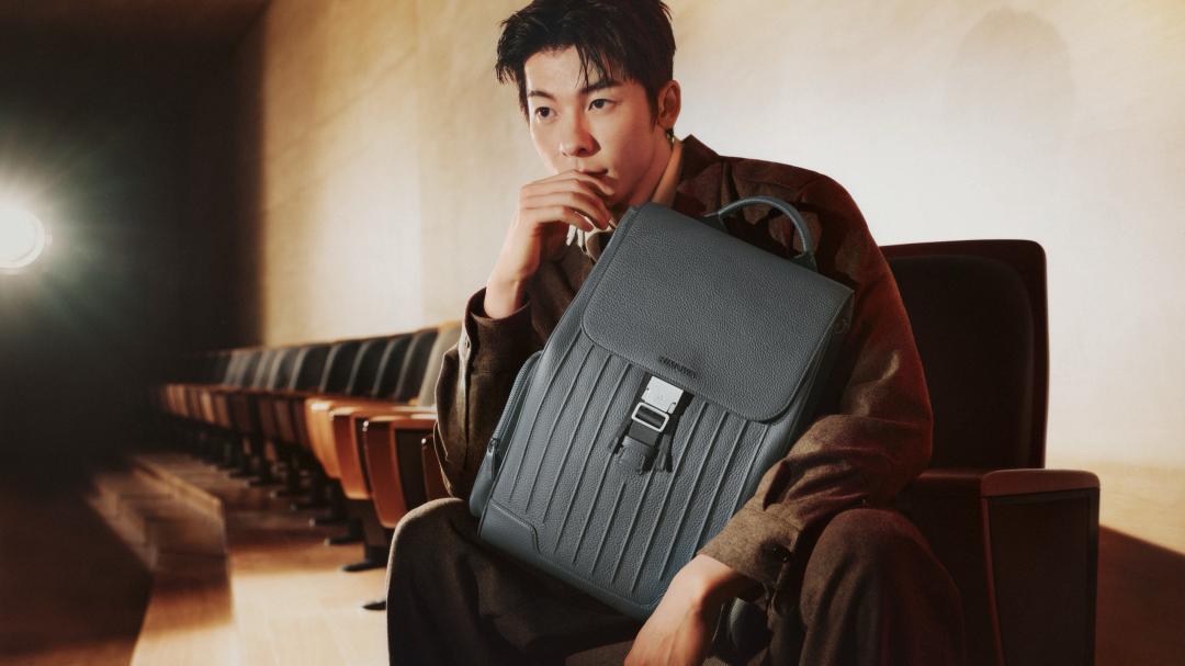 觀賞演出時，許光漢帶的是Never Still系列大型皮革翻蓋後背包，售價NT$73,200元。