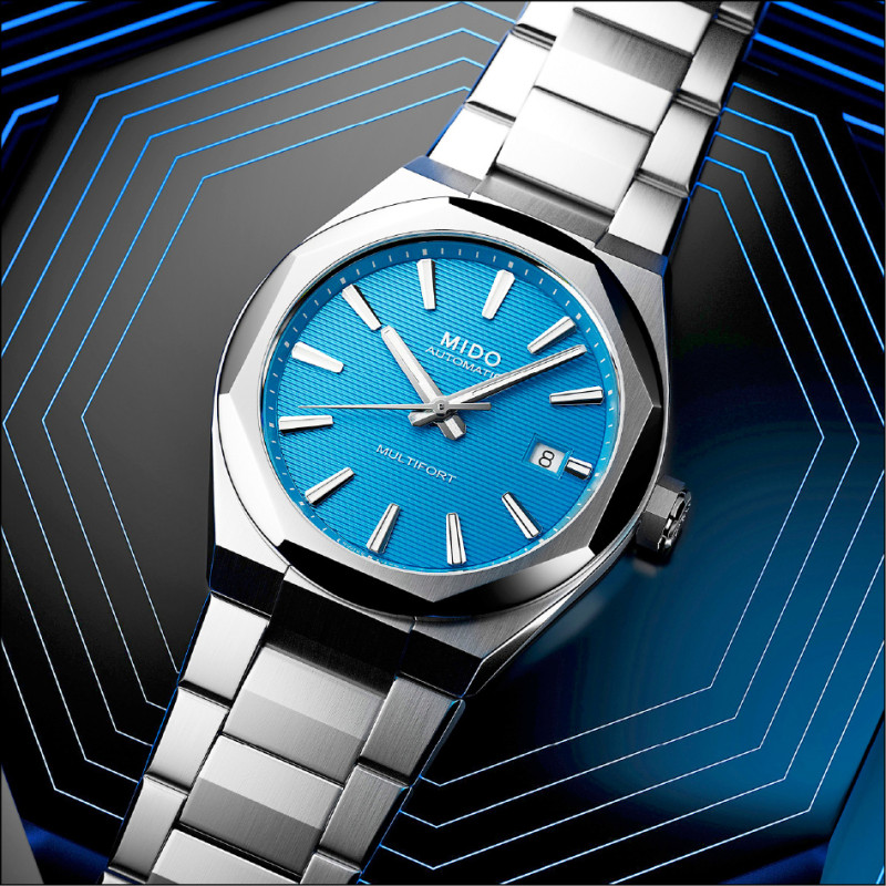 蔡凡熙佩戴款：MIDO Multifort 8 One Crown腕錶採用40毫米錶徑，輕鬆搭配各種風格。單錶冠腕錶藍色款，27,900元。