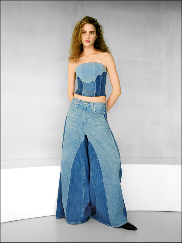 以70年代的輪廓為主軸，結合拼接解構元素展現個性風格。女裝拼接短版平口上衣，5,290元；寬版拼接解構丹寧褲，11,900元。