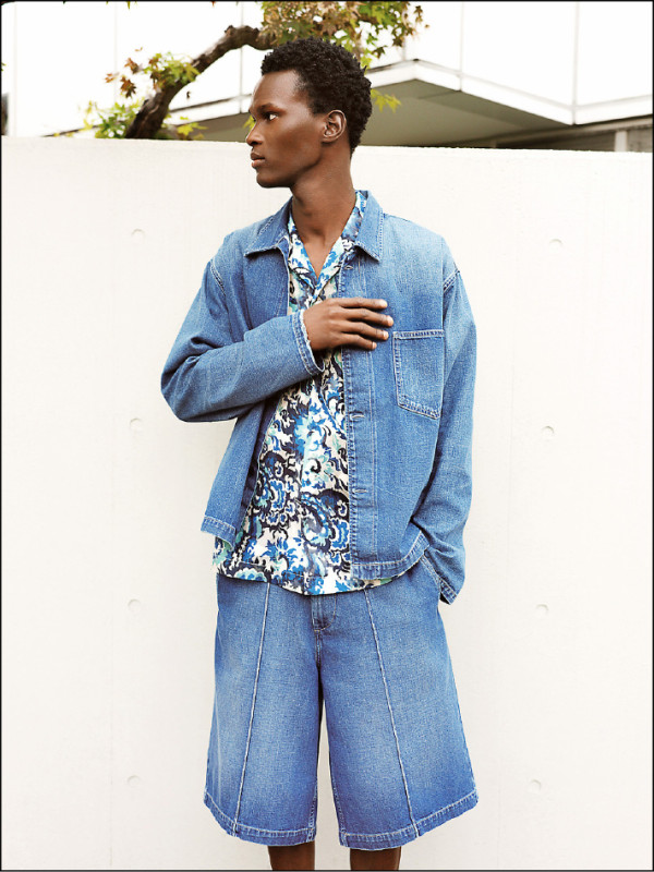 Levi's®春季Blue Tab™系列以更輕盈的語彙呈現丹寧造型。圖為將於4月上市的男裝，靛藍丹寧襯衫，8,590元；滿版緹花襯衫，4,990元；靛藍丹寧短褲，5,690元。