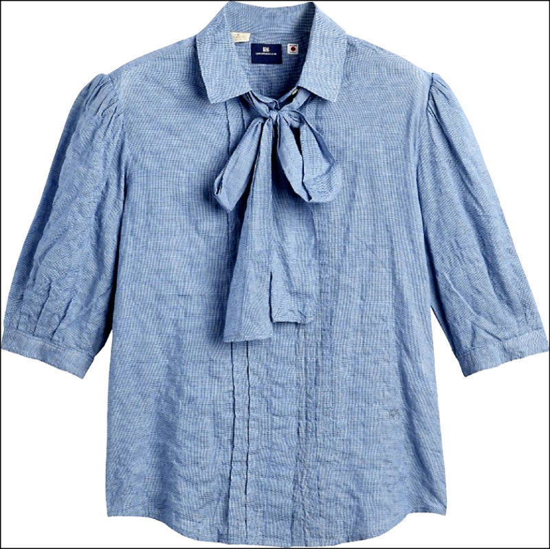 將於3月開賣的蝴蝶結襯衫，透膚小方格布料結合抓縐與抽褶細節，為春日單品注入柔美浪漫風格，4,990元。