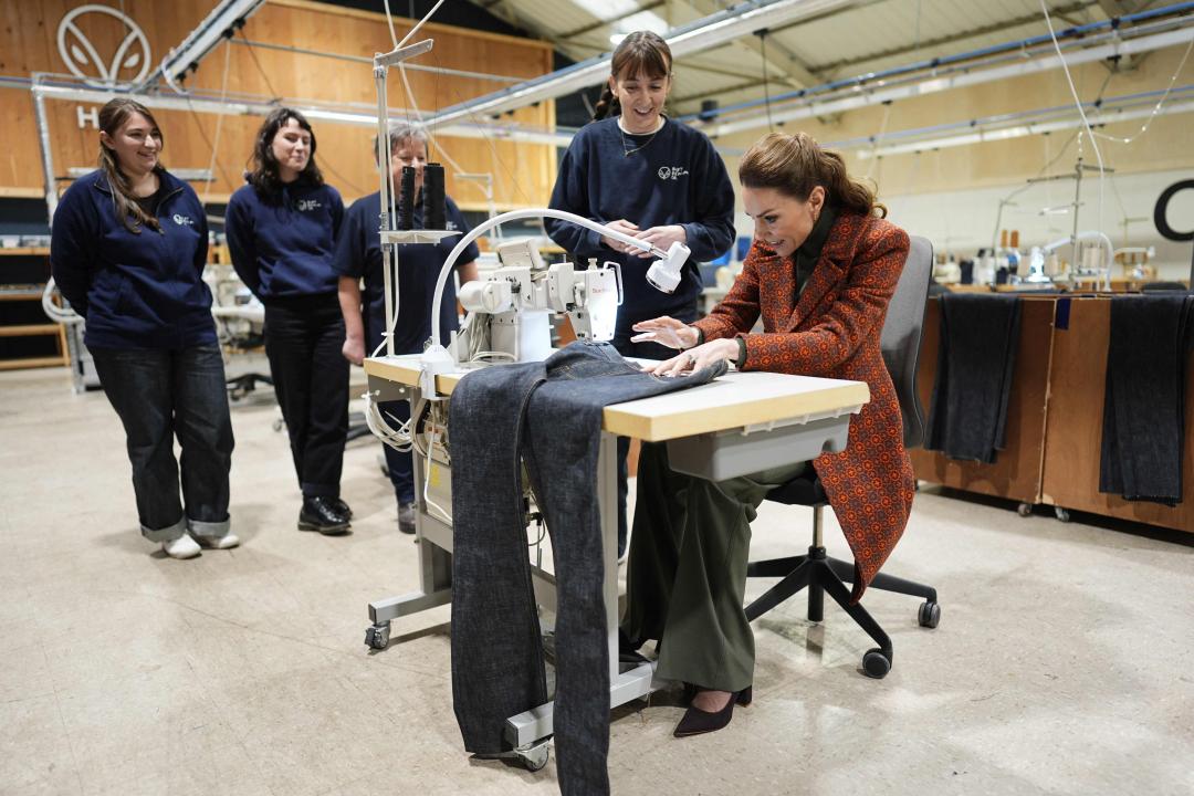 凱特王妃參觀紡織廠，親自操作裁縫機。(法新社)