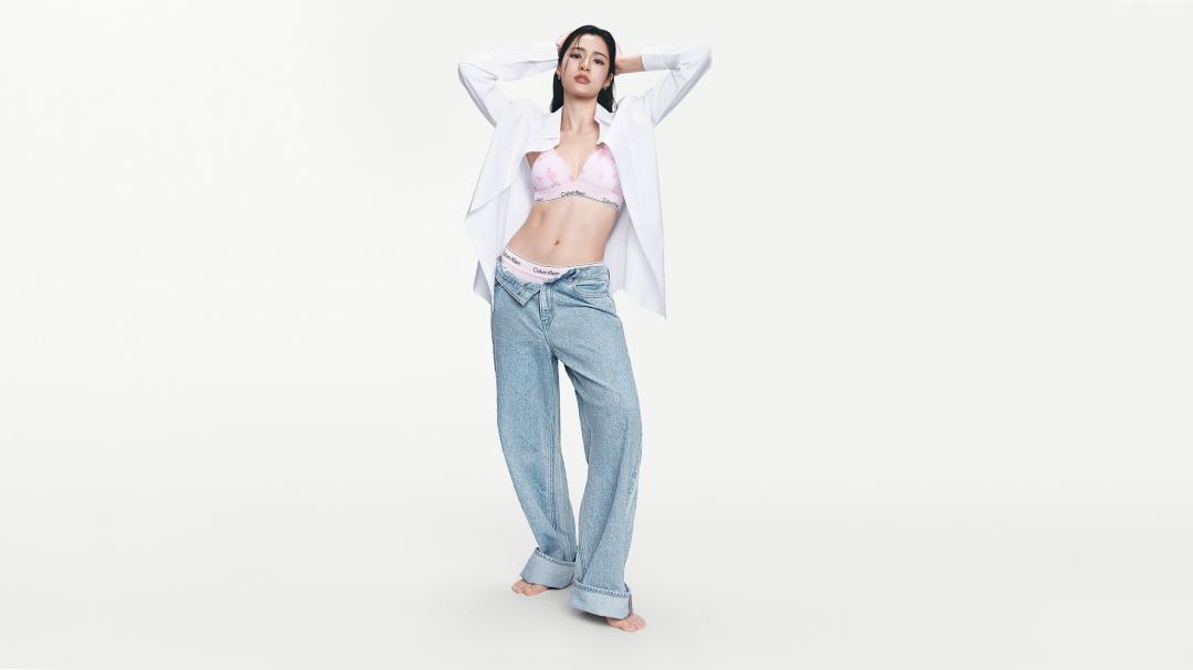 鄺玲玲以Cherry Blossom內著搭配低腰寬鬆丹寧褲，詮釋慵懶風格。