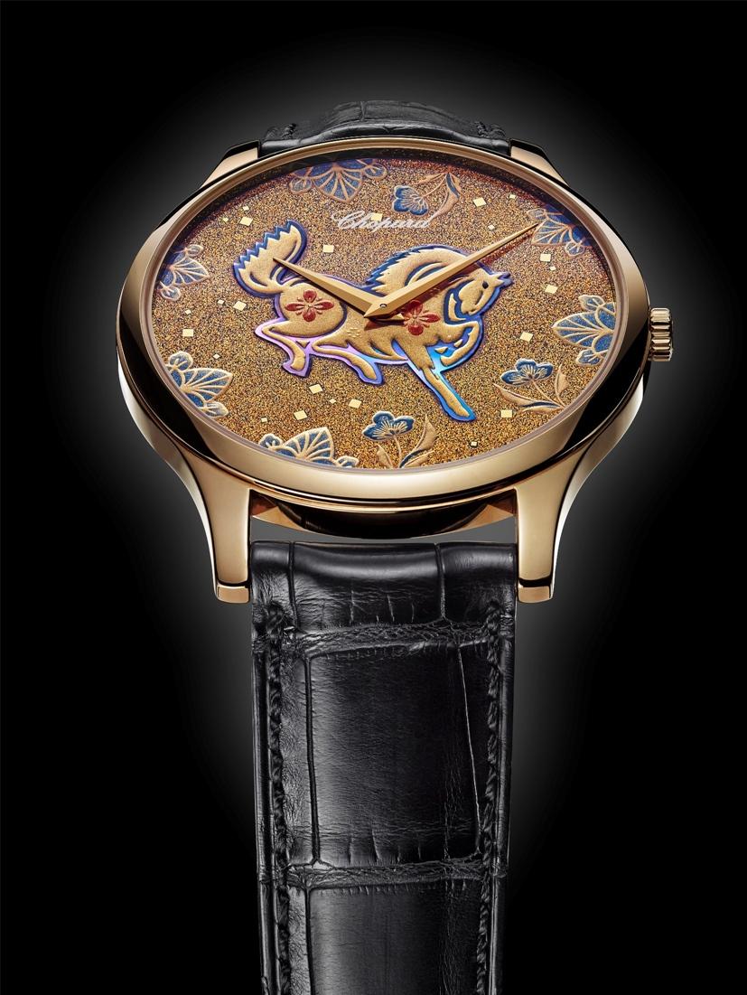 L.U.C XP Urushi馬年特別版腕錶，配備18K玫瑰金錶殼，價格店洽。