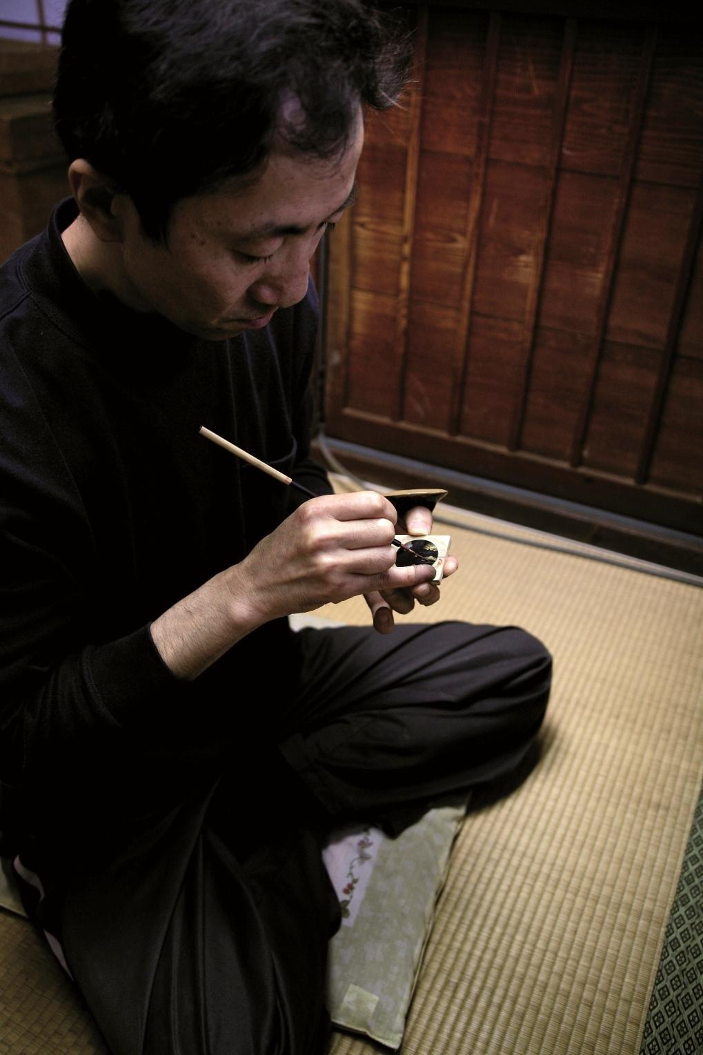 蒔繪工藝的歷史悠久，由經驗豐富的漆繪大師描繪出細膩圖案。