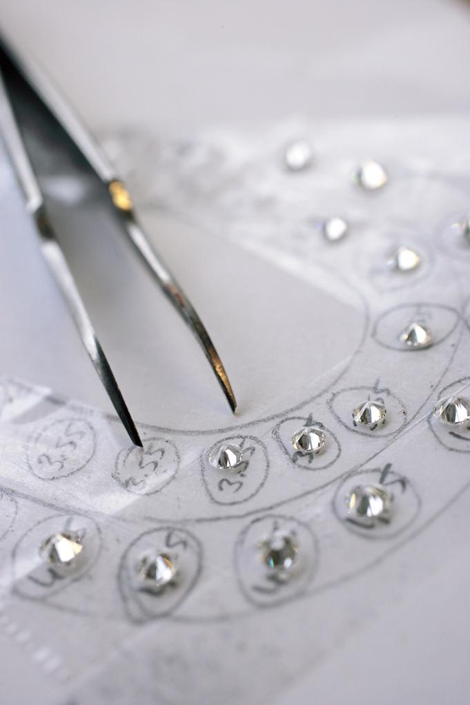 海瑞溫斯頓以精準的比例和位置，讓每一顆鑽石綻放極致光彩。