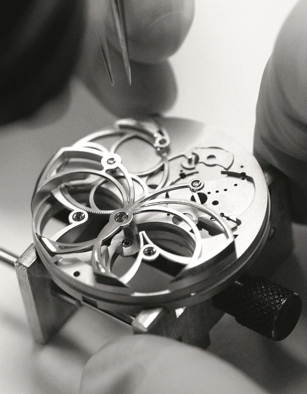 腕錶搭載瑞士製造自動上鍊機芯，機芯採用扁平矽遊絲，具備抗磁、耐腐蝕與抗衝擊特性，確保穩定和精準。