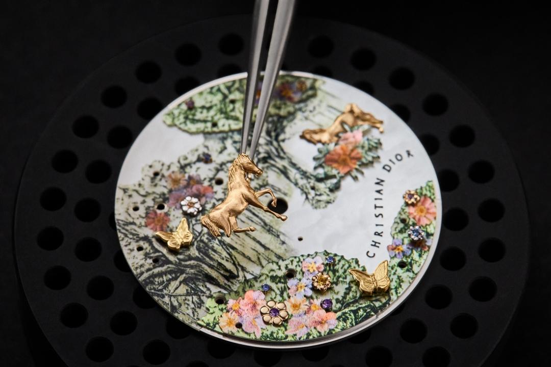 Toile de Jouy印花盎然景致，映襯出金馬充滿生命力的躍動精神。