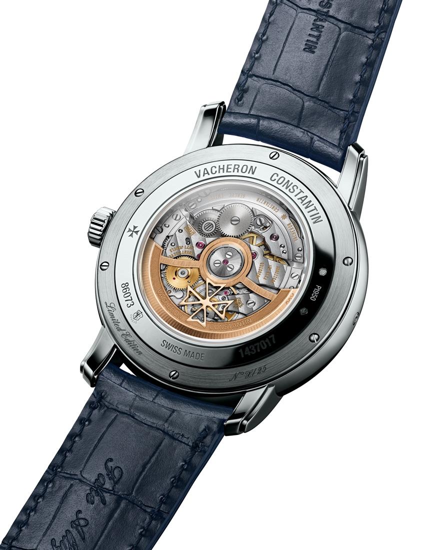 腕錶搭載2460 G4機芯，動力儲存40小時，22K黃金鏤空自動盤飾有精美的機刻雕花圖案，以及代表品牌標誌馬爾他十字。