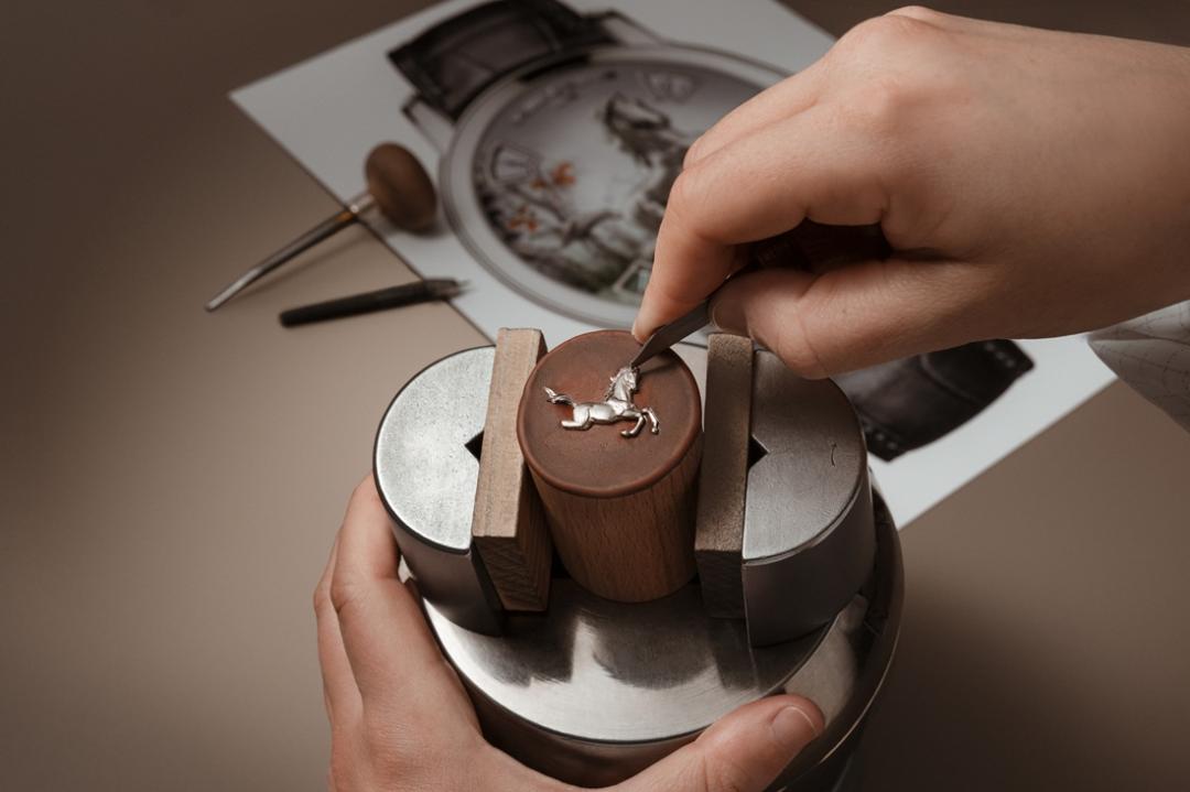 雕刻大師手工雕琢駿馬，躍動的姿態和各種細節生動無比。