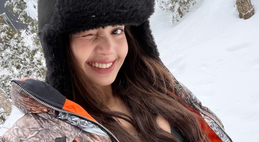 Lisa雪地脫羽絨外套剩比基尼！三方聯名驚人造型