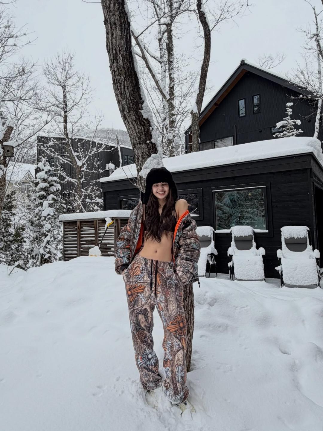 Lisa以一身火辣造型穿出與眾不同的雪地造型。（翻攝自instagram）