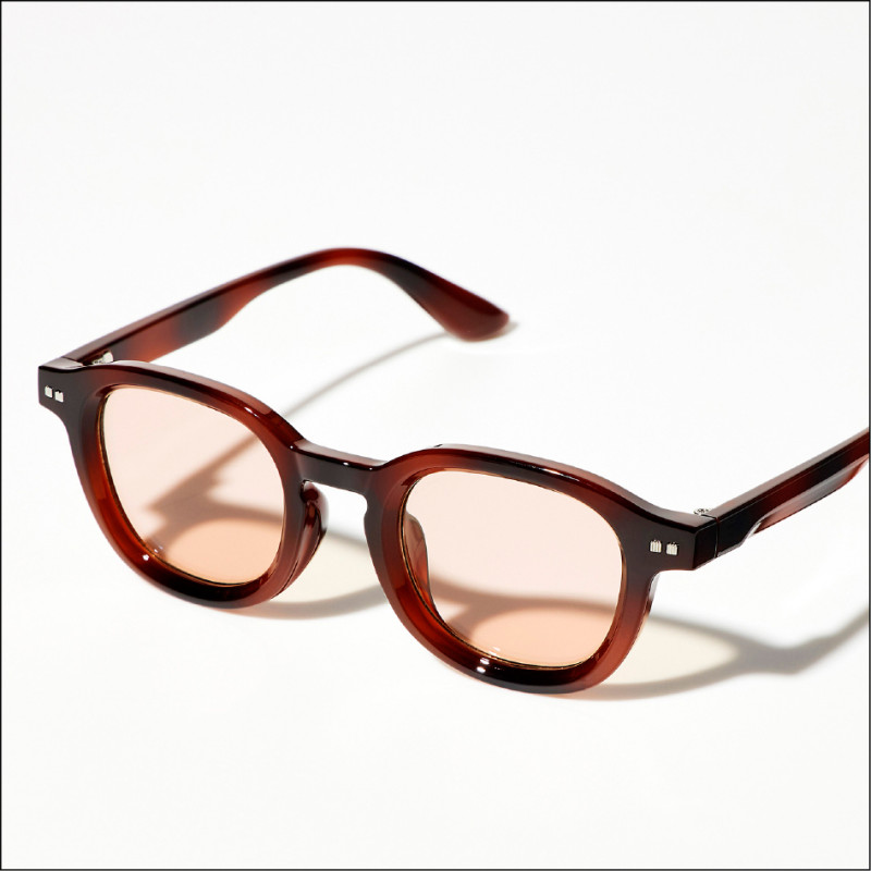 針對春夏季節來臨，太陽眼鏡推出更多框型，圖為威靈頓太陽眼鏡，590元。