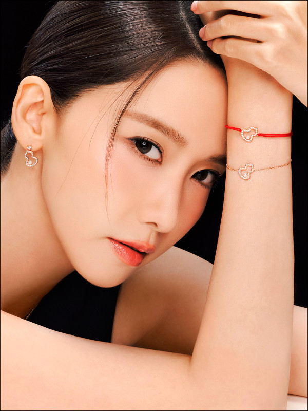 潤娥身為Qeelin代言人，搶先佩戴Wulu Petite Pearl新作，辨識度極高的紅繩手鍊款，與同系列的金屬鍊飾款疊戴非常適合。