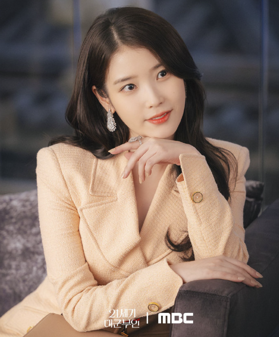 IU在劇飾演財閥千金，連眼神都有戲。