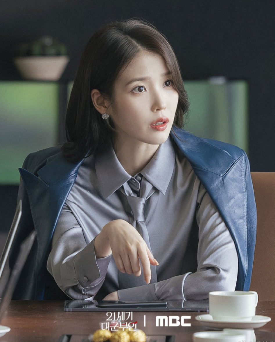 IU的女強人氣場驚人。