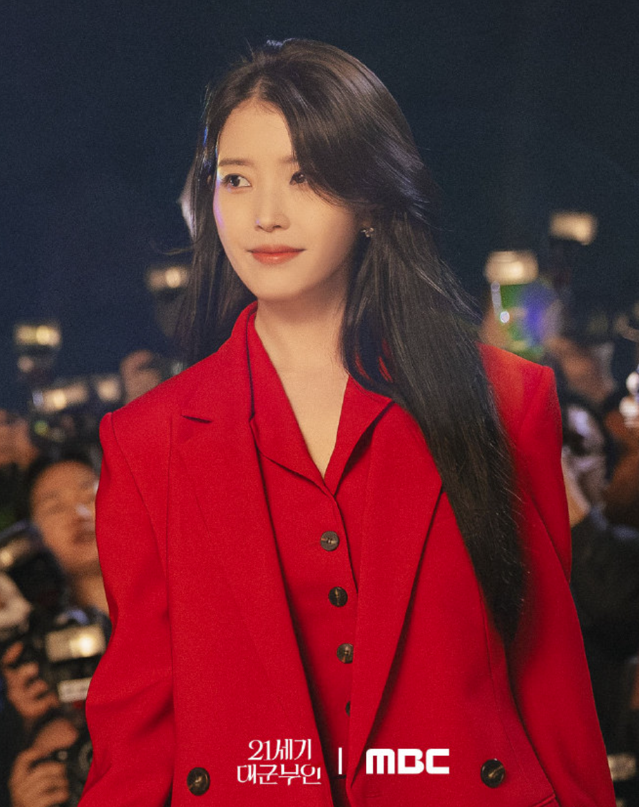 IU再度上演時裝秀。