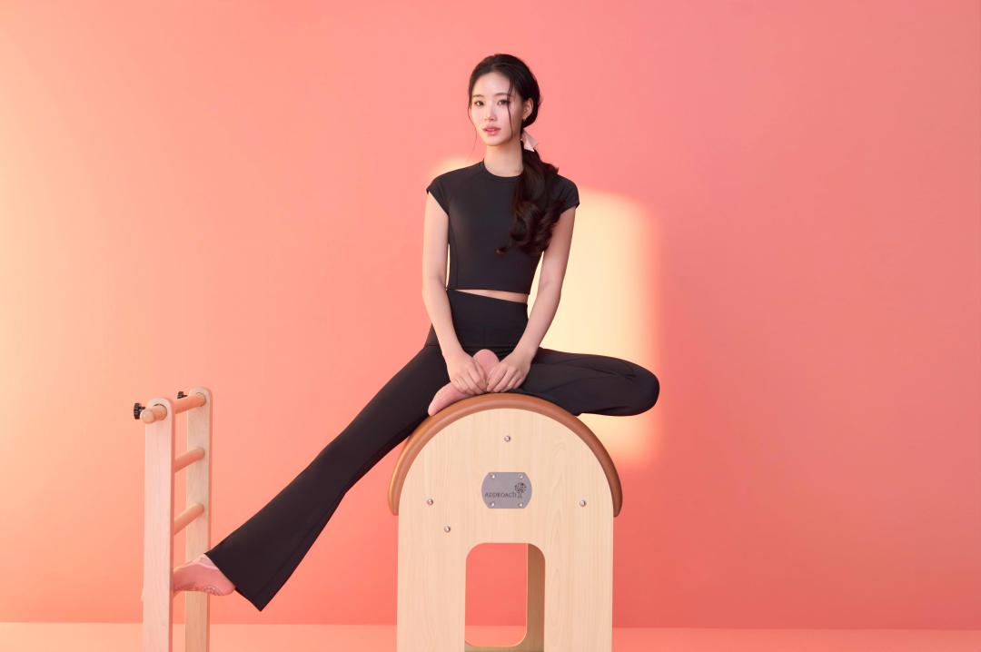 Athleisure城市律動系列BRATOP支撐型短袖上衣搭配顯瘦喇叭長褲，涼感親膚的科技面料，即便動態活動也能保持輕盈。