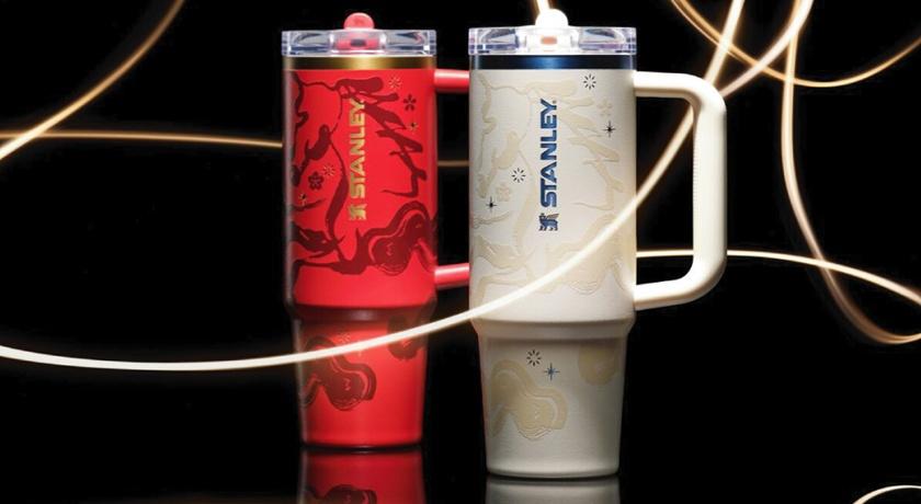 美國爆紅保溫瓶Stanley紅金配色好應景！瓶身點綴龍馬精神 防漏好握超實用