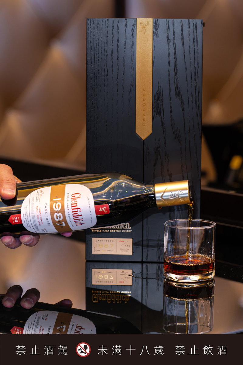 酒液呈現深紅桃心木色，綻放雪莉橡木與太妃糖的香氣，口感厚實飽滿，展現果香、辛香與雪莉風味雪酪的豐富層次，尾韻悠長。（格蘭父子提供）