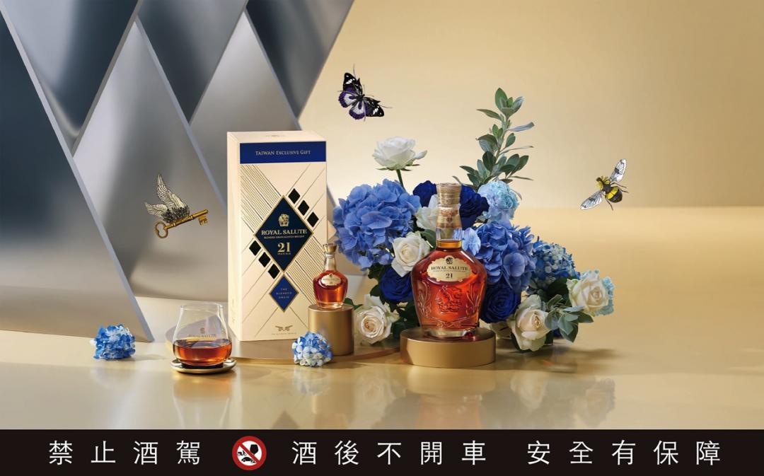 皇家禮炮21年王者之鑽迷你酒年節限量禮盒（含皇家禮炮21年王者之鑽調和式蘇格蘭穀物威士忌700ml與迷你酒50ml），2,750元。