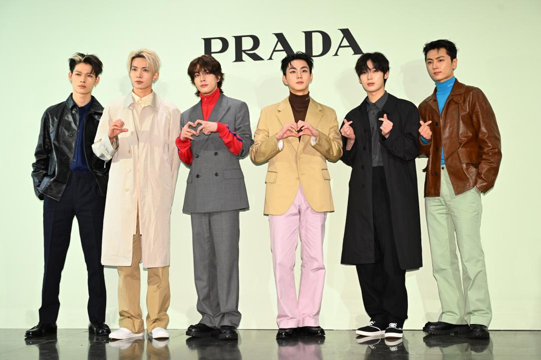 ENHYPEN稱讚PRADA的高品質與藝術視野，看到現場海量粉絲，也靦腆比心寵粉。（圖／記者胡舜翔攝）