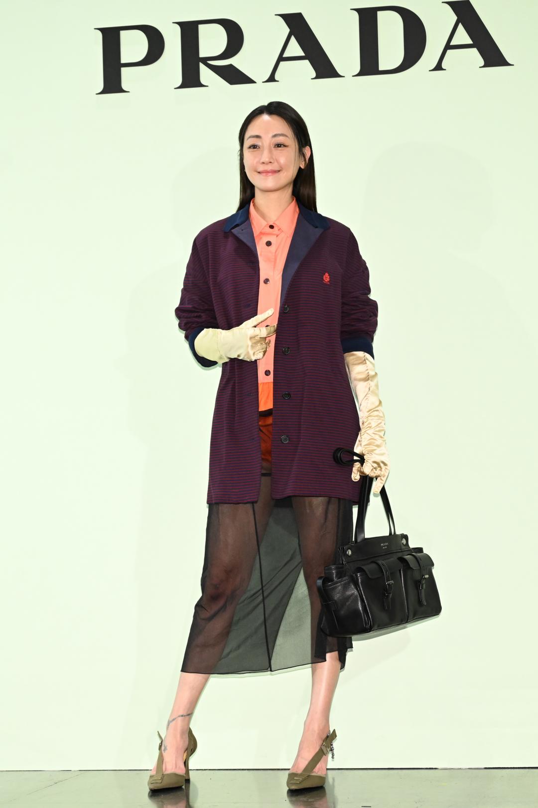 謝欣穎以「下衣失蹤」造型前來，透視長裙內搭配橘色短褲，形塑活潑層次。（圖／記者胡舜翔攝）