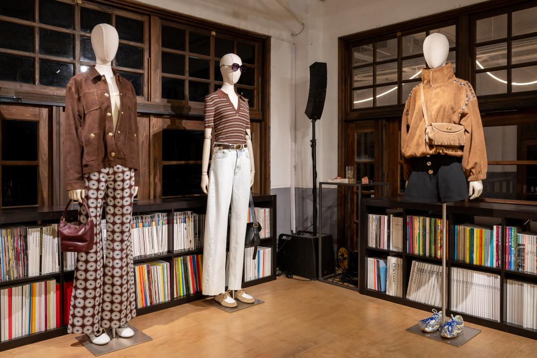 2026春夏SANDRO女裝以70年代為主軸，以自由氣息為靈感，勾勒浪漫與力量感並陳的設計。