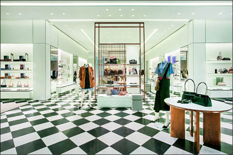 Prada微風南山專門店藉由透明玻璃窗設計，構築通透且明亮的購物空間。