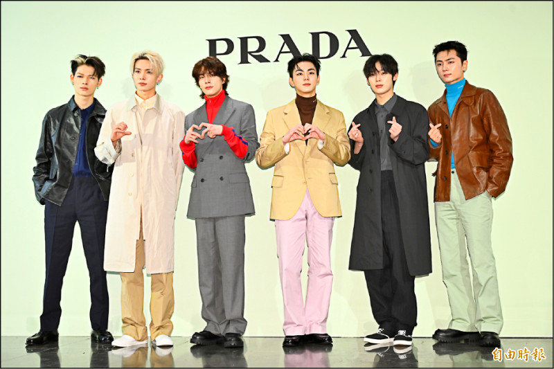 Prada品牌大使ENHYPEN為台北微風南山專門店開幕現身台北，6位成員分別以不同廓形的男裝，詮釋遊走當代摩登與都會機能風格的造型，單品價格店洽。（記者胡舜翔攝）