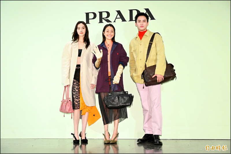 林逸嵐（圖左起）、謝欣穎、範少勳皆以對比色系服裝造型呈現春夏輕盈感，單品價格店洽。（記者胡舜翔攝）