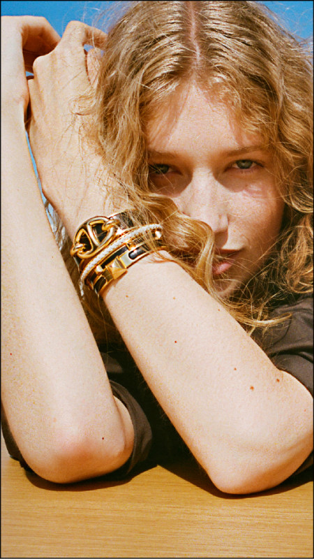 Hermès Box小牛皮與金屬材質手鐲，31,100元（圖上至下）；Swift小牛皮與金屬材質手鐲，21,400元；迷你Clic Médor琺瑯鍍金手環，25,600元。