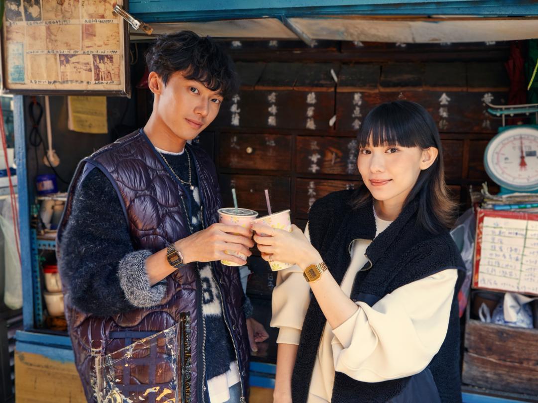 模特兒佩戴CASIO Vintage A168系列。