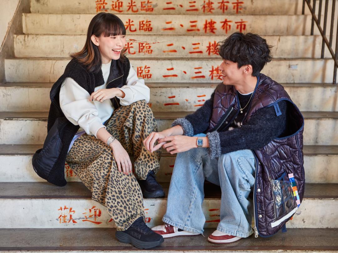 模特兒佩戴CASIO Vintage AQ-230系列。