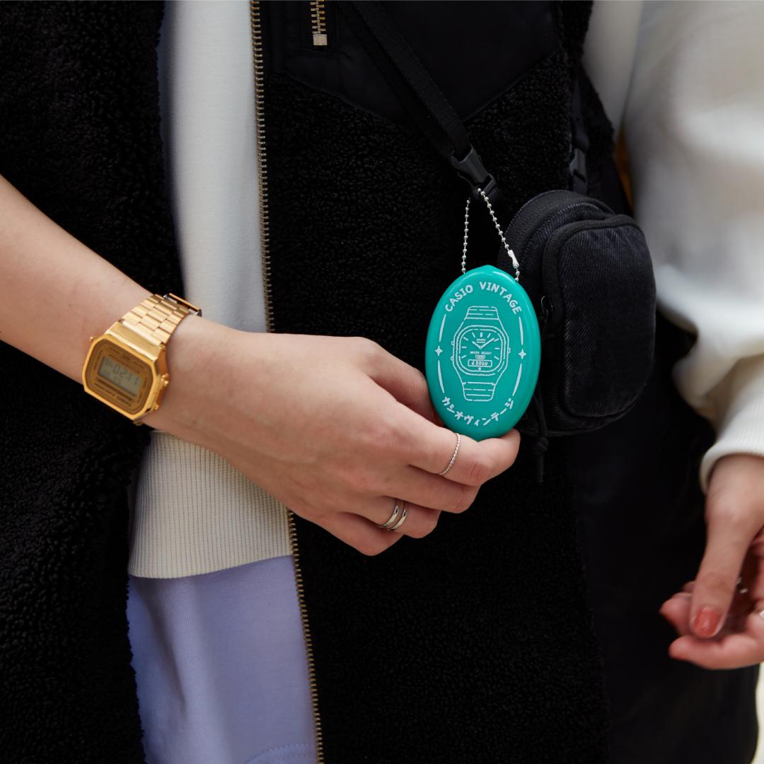 2月6日起，單筆消費金額滿2,000元即可獲贈「復古開口笑零錢包」一個，隨機出貨，送完為止。