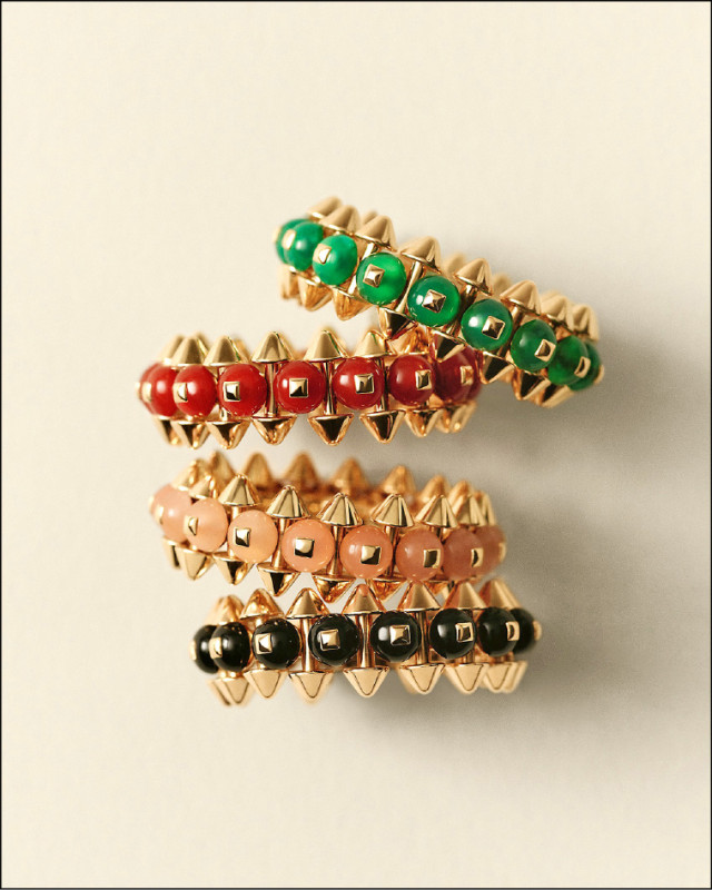 每顆彩色圓珠與巴黎飾釘、尖錐鉚釘相得益彰。玫瑰金鑲嵌染綠色瑪瑙戒指，196,000元（圖上至下）；玫瑰金鑲嵌染紅色瑪瑙戒指，196,000元；玫瑰金鑲嵌粉紅色玉髓戒指，196,000元；玫瑰金鑲嵌縞瑪瑙戒指，170,000元。