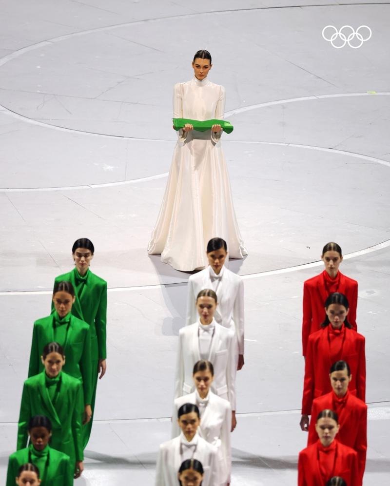 超模Vittoria Ceretti擔任代表交付國旗。（翻攝自instagram）