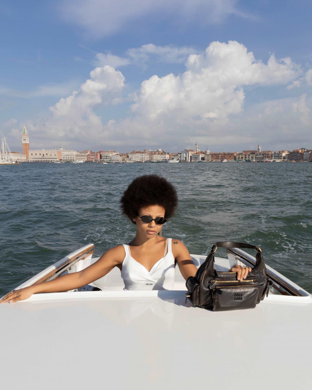 MIU MIU透過藝術與文化背景，建構強大MIU MIU宇宙，讓GEN Z世代為之著迷。