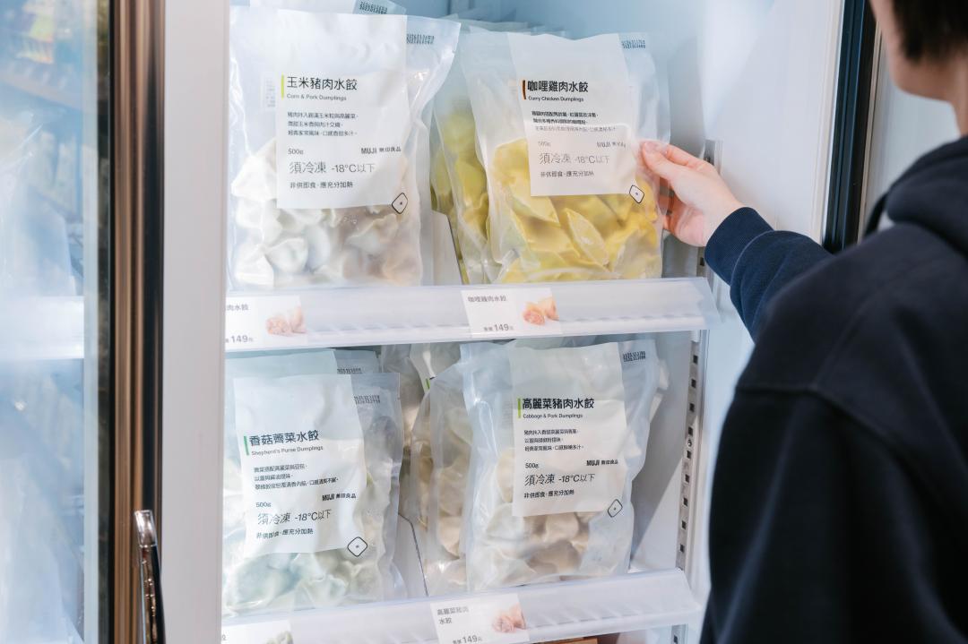 改裝後的左營門市新增冷凍食品系列。
