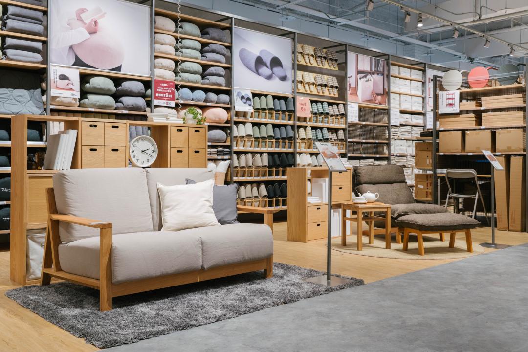 家具展示區擴增至8坪，讓顧客能現場體驗家具坐臥感。