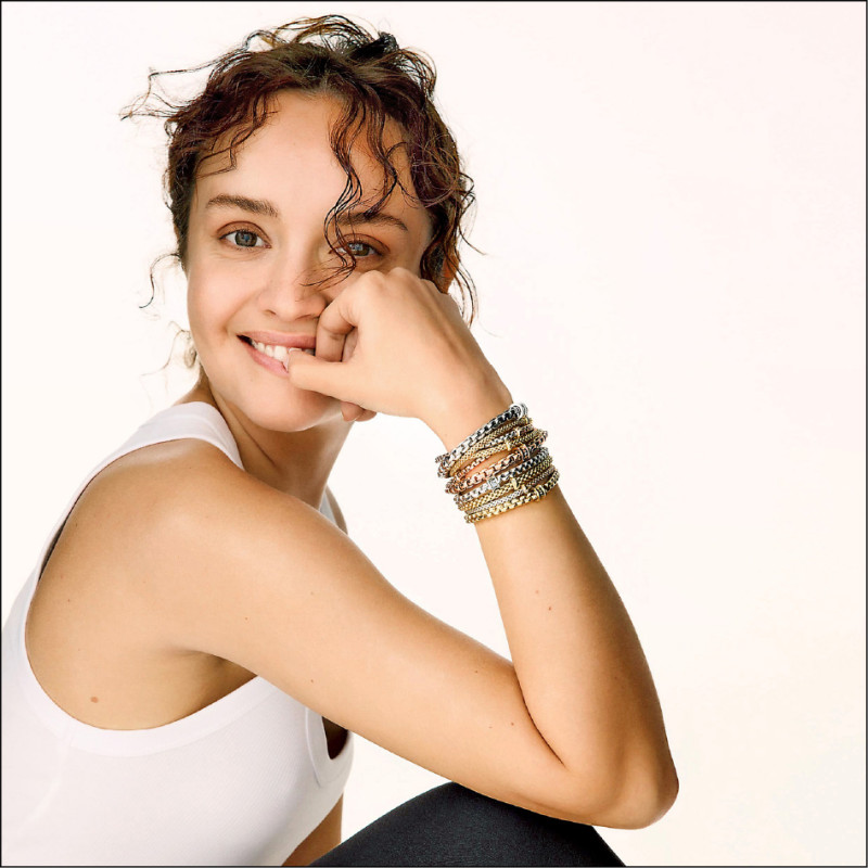 品牌大使Olivia Kate Cooke利用FOPE珠寶的創意疊戴魅力，為休閒極簡造型帶來新鮮層次感。