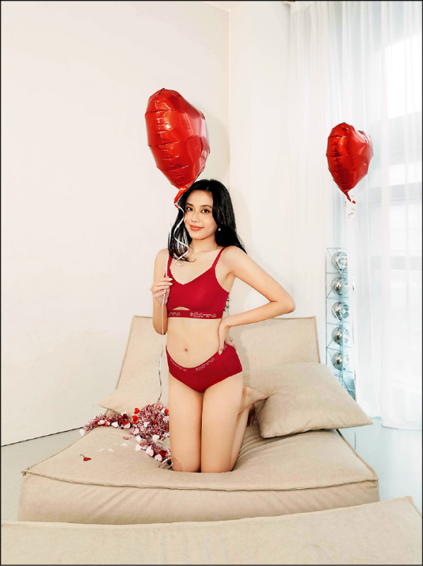 Banana Pie IN ZERO米工聯名星願耀紅無重力無鋼圈內衣，880元；中腰平口無痕內褲，380元。