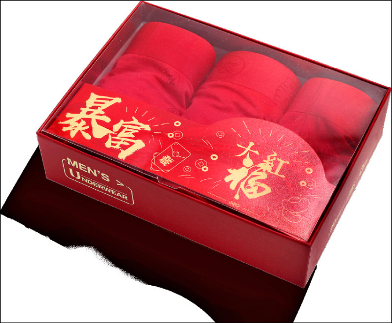 以紅色與節慶符碼為設計重點的iONNO開運暴富男褲3件組，888元。