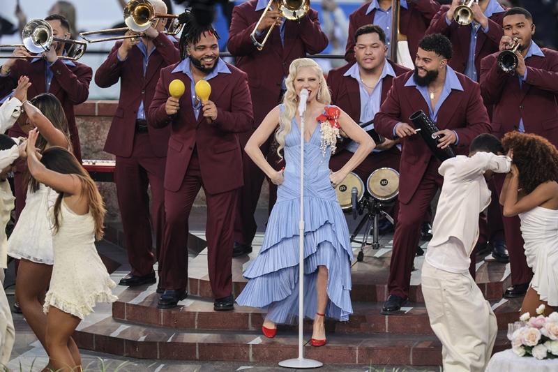 女神卡卡一襲藍色多層次禮服原來大有意義，是為向波多黎各文化致意。（歐新社）