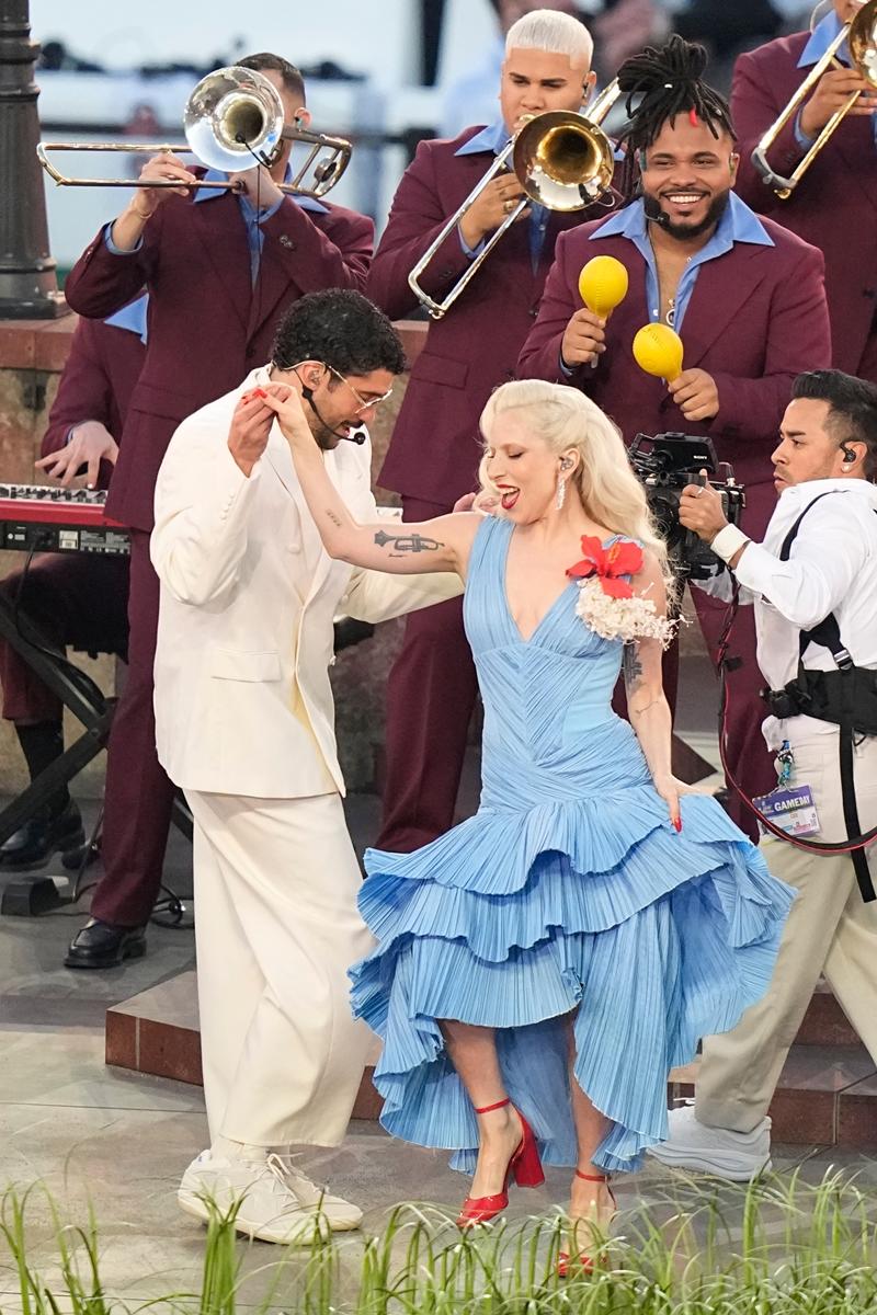 紅花造型胸針藍色禮服正是波多黎各地國旗色。（美聯社）