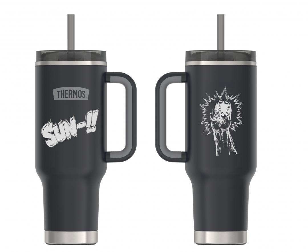 底色採用低調質感的啞光霧面黑，象徵孫易磊在日職奮鬥中沈穩堅韌的意志。