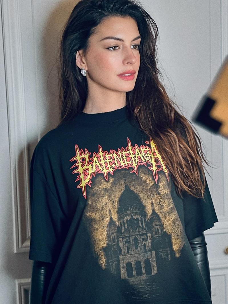 受邀看秀的安海瑟薇，身穿這套超長襬T恤出自Balenciaga最新系列。（翻攝自instagram）